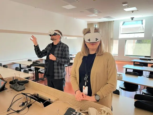 En man och en kvinna använder VR-headset.